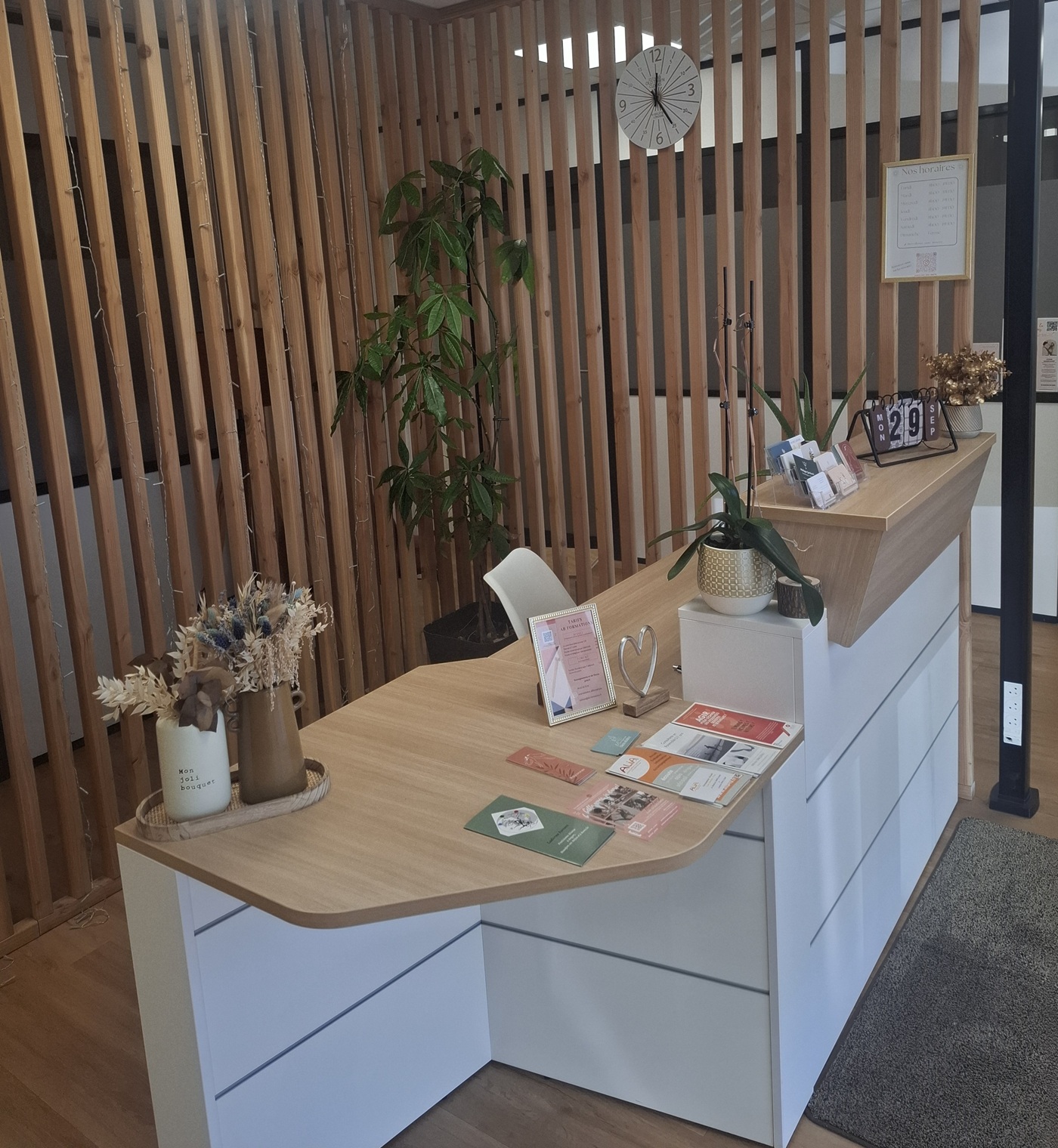 Accueil du cabinet de psy à Angers avec bureau et espace d’échange