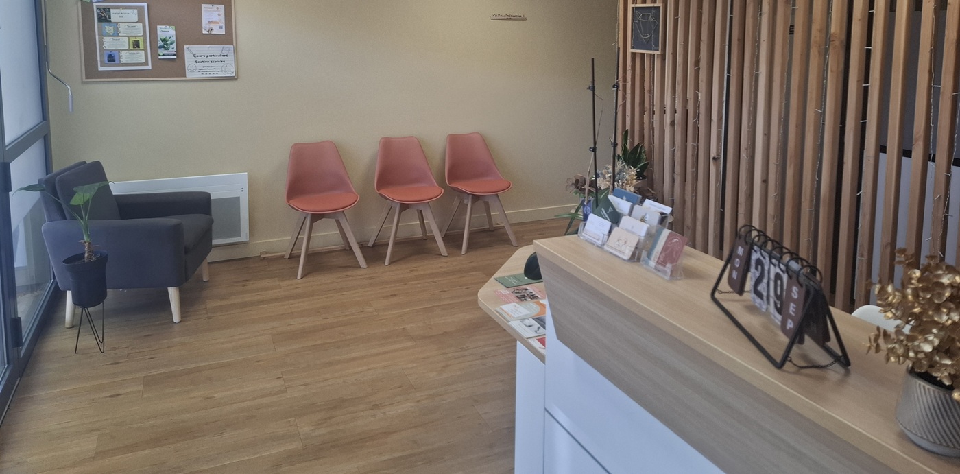 Salle d’attente calme et lumineuse avec assises dans un cabinet de psychologue à Angers